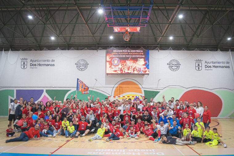 La familia nazarena reunida en el pabellón