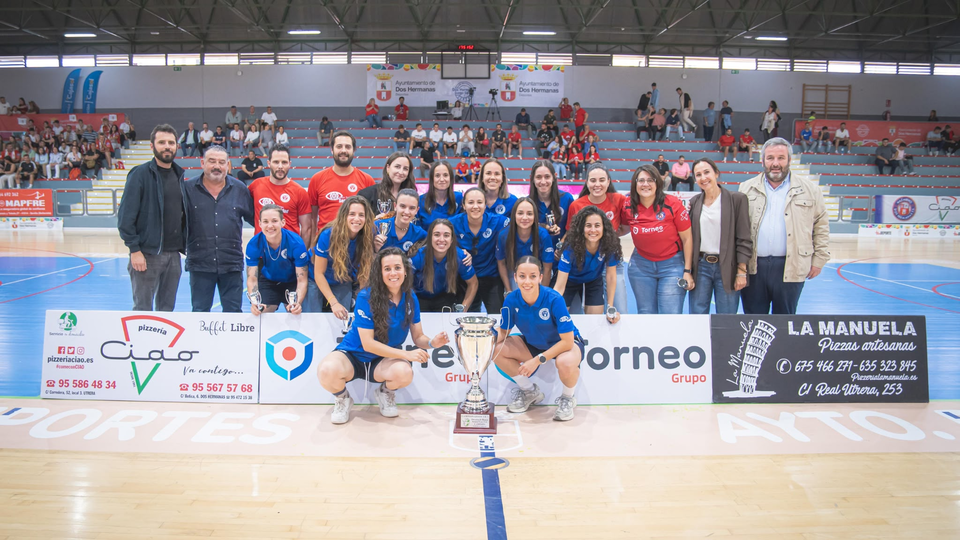 La plantilla del Nazareno Dos Hermanas FS femenino posa con el trofeo de campeonas de la División de Honor