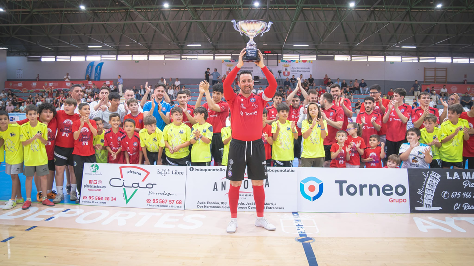 El capitán del Nazareno Dos Hermanas FS levanta el título rodeado de la plantilla y de la cantera en el pabellón