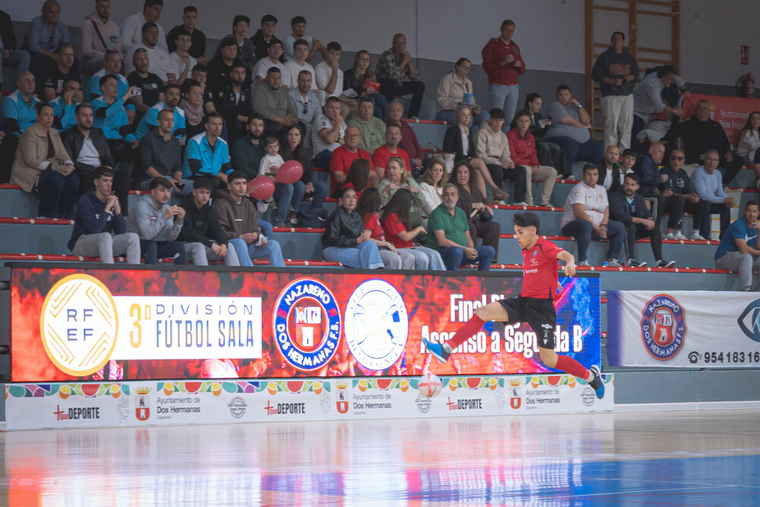 Afición nazarena en las gradas del pabellón