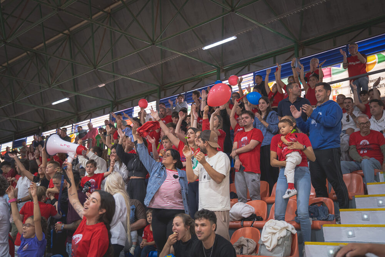 Afición nazarena animando en las gradas